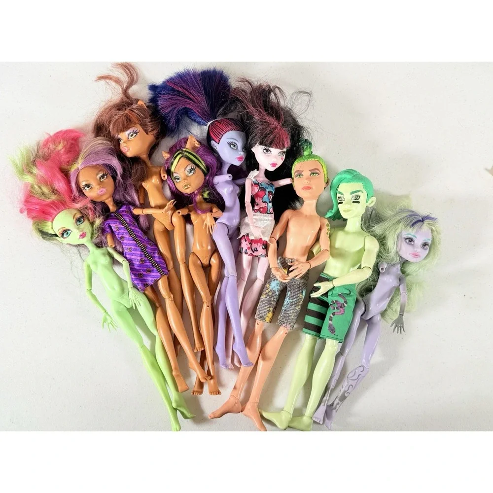Monster High Mixed Doll Furniture Accessory Lot Beds Chairs Dolls Parts Clothes